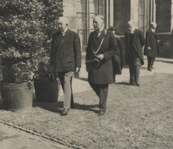 300287 Afbeelding van burgemeester mr. dr. G.A.W. ter Pelkwijk (rechts) en minister-president H. Colijn, in de pandhof ...